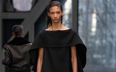 ألوان محايدة وياقات ودبابيس: دليل صيحات الموضة لخريف وشتاء 2026